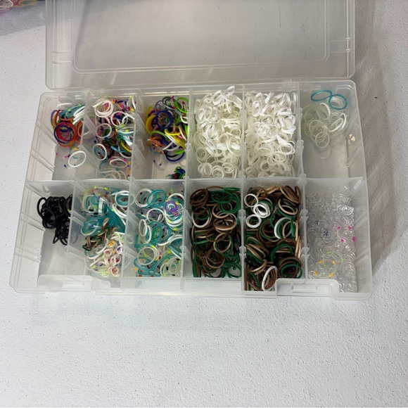 Rubber Band Bracelet Kit with Multiple Looms and more Over 1000 rubber bands - Picture 4 of 5